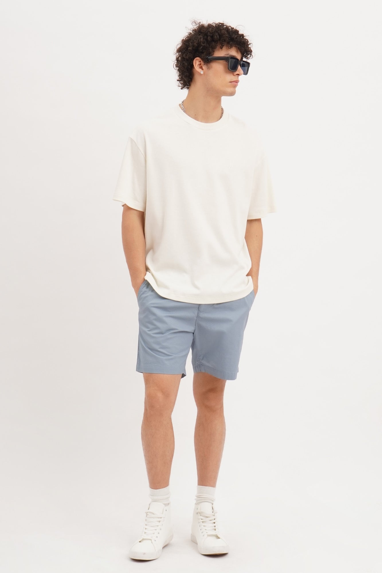 White Straight Leg Shorts in Pure Linen | SUITSUPPLY | SUITSUPPLY United  Arab Emirates