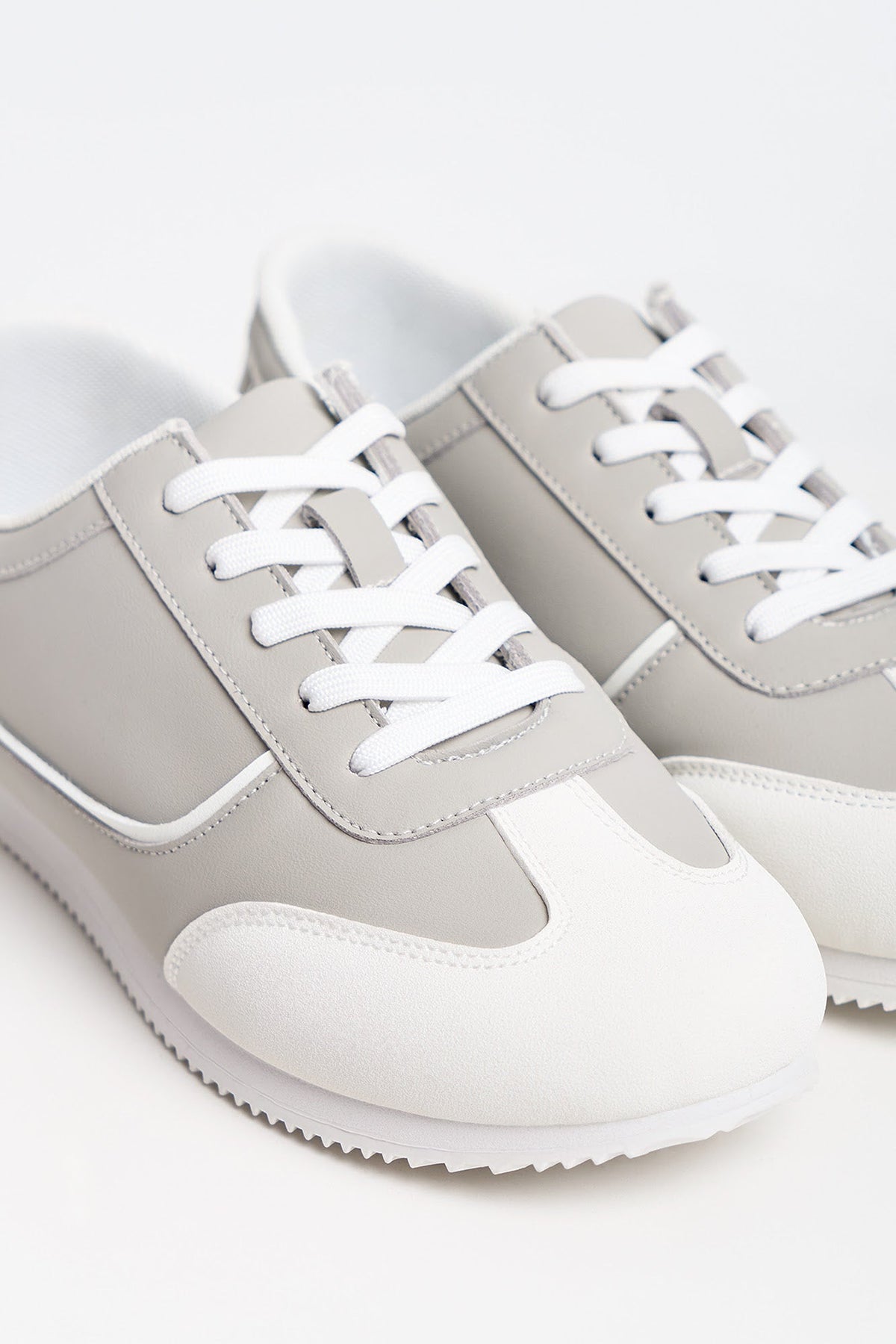 Women's Leather Sneakers with Contrasting Outline