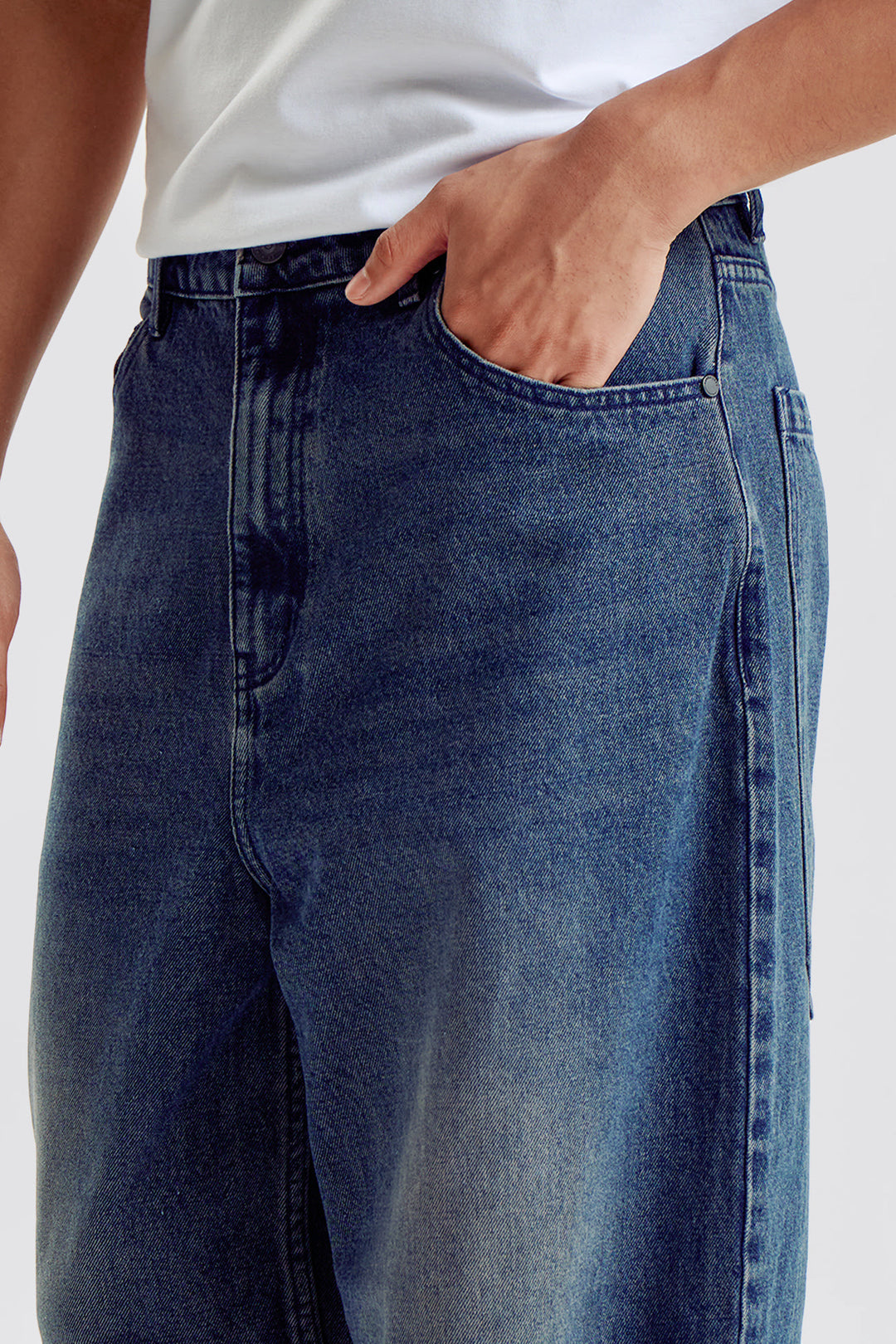 Baggy Fit 5-Pocket Jeans in Tinted Dark Indigo Wash