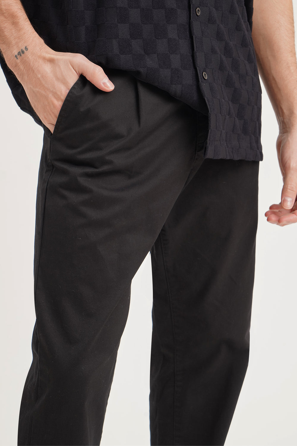 974233-Black (1).jpg